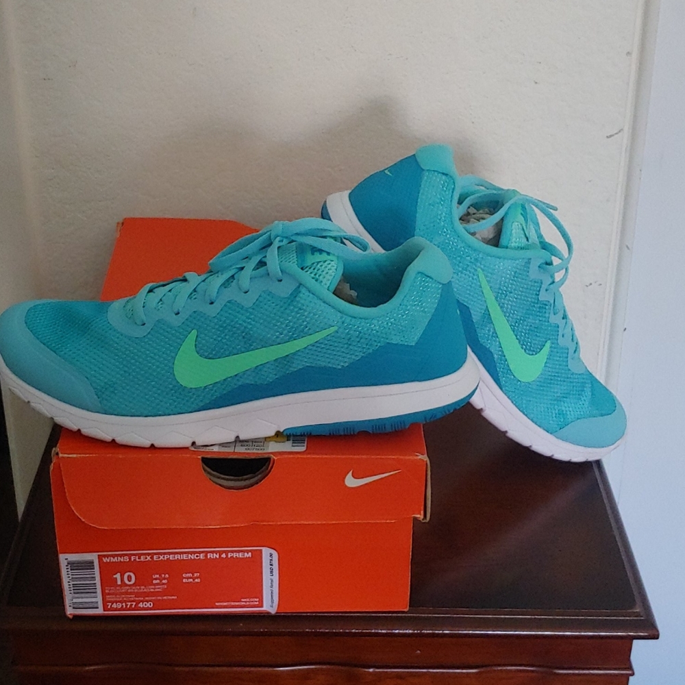 Sneakers - Picture 2 of 7